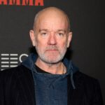 O Michael Stipe ετοιμάζει – αργά αλλά σταθερά – το πρώτο του σόλο άλμπουμ