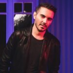 Ο Μιχάλης Χατζηγιάννης ανάβει «Φωτιά στη Νύχτα» με ένα dance-pop τραγούδι γεμάτο disco νοσταλγία