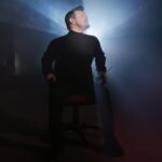 Αγωνία στο σκοτάδι: Ο Πάνος Κιάμος αιχμάλωτος στο video του «Μια Μικρή Ζημιά»