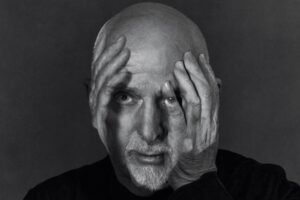 Ο Peter Gabriel κοιτάζει τον θάνατο κατάματα με το «Face The Wall»