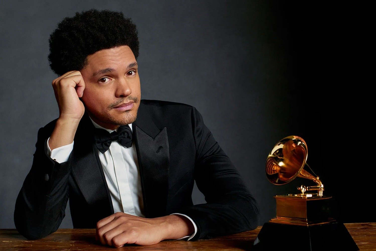 Grammy 2026: Ο Trevor Noah επιστρέφει για έκτη και τελευταία φορά στην παρουσίαση των βραβείων