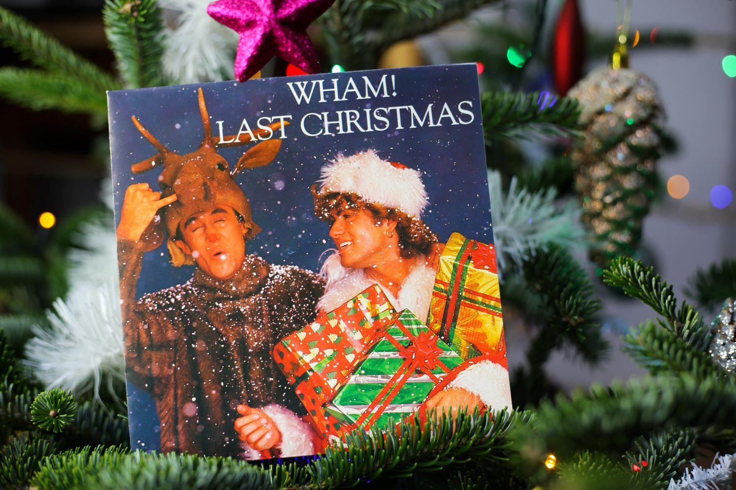 Wham!: Το «Last Christmas» ξανά στην κορυφή των βρετανικών charts – Η μάχη για το No. 1 των Χριστουγέννων