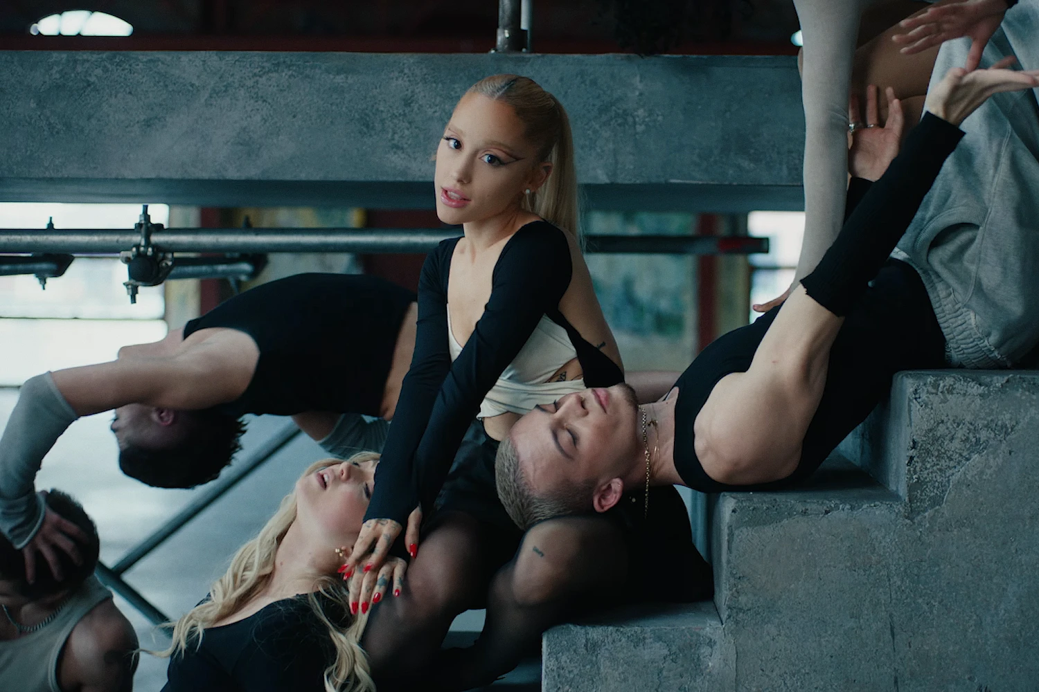 Η Ariana Grande θρυμματίζει την κριτική στο music video του «Yes, And?»