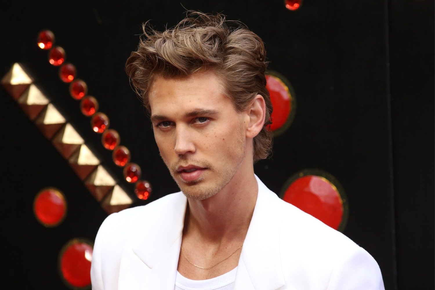 Ο Austin Butler προσέλαβε εκπαιδευτή διαλέκτου για να απαλλαγεί από την προφορά του Elvis Presley