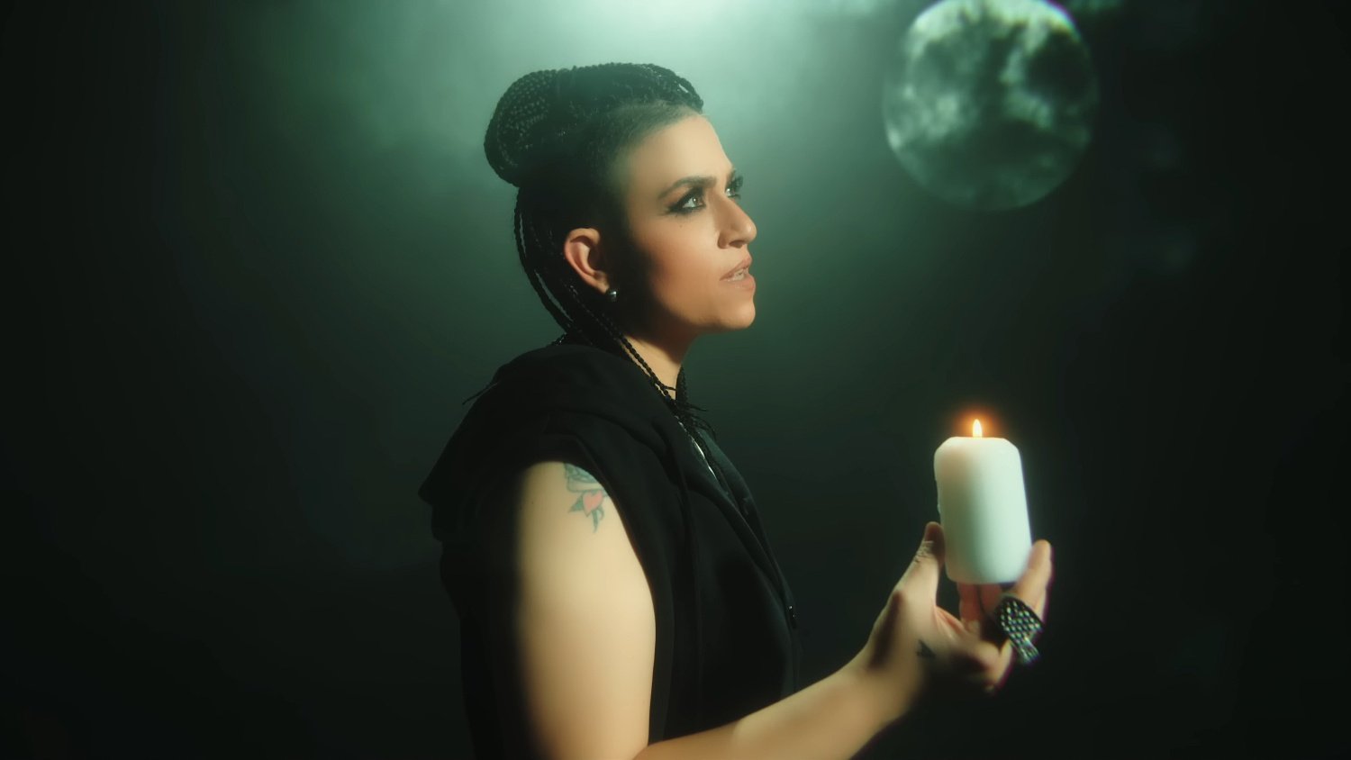 Η Billie Isak παρουσιάζει το νέο τραγούδι «Το Αχ»