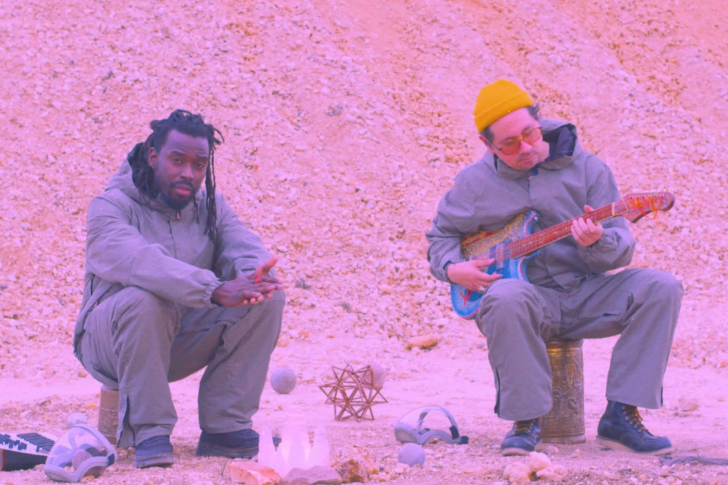 Οι Black Pumas μοιράζονται το music video του «Hello»