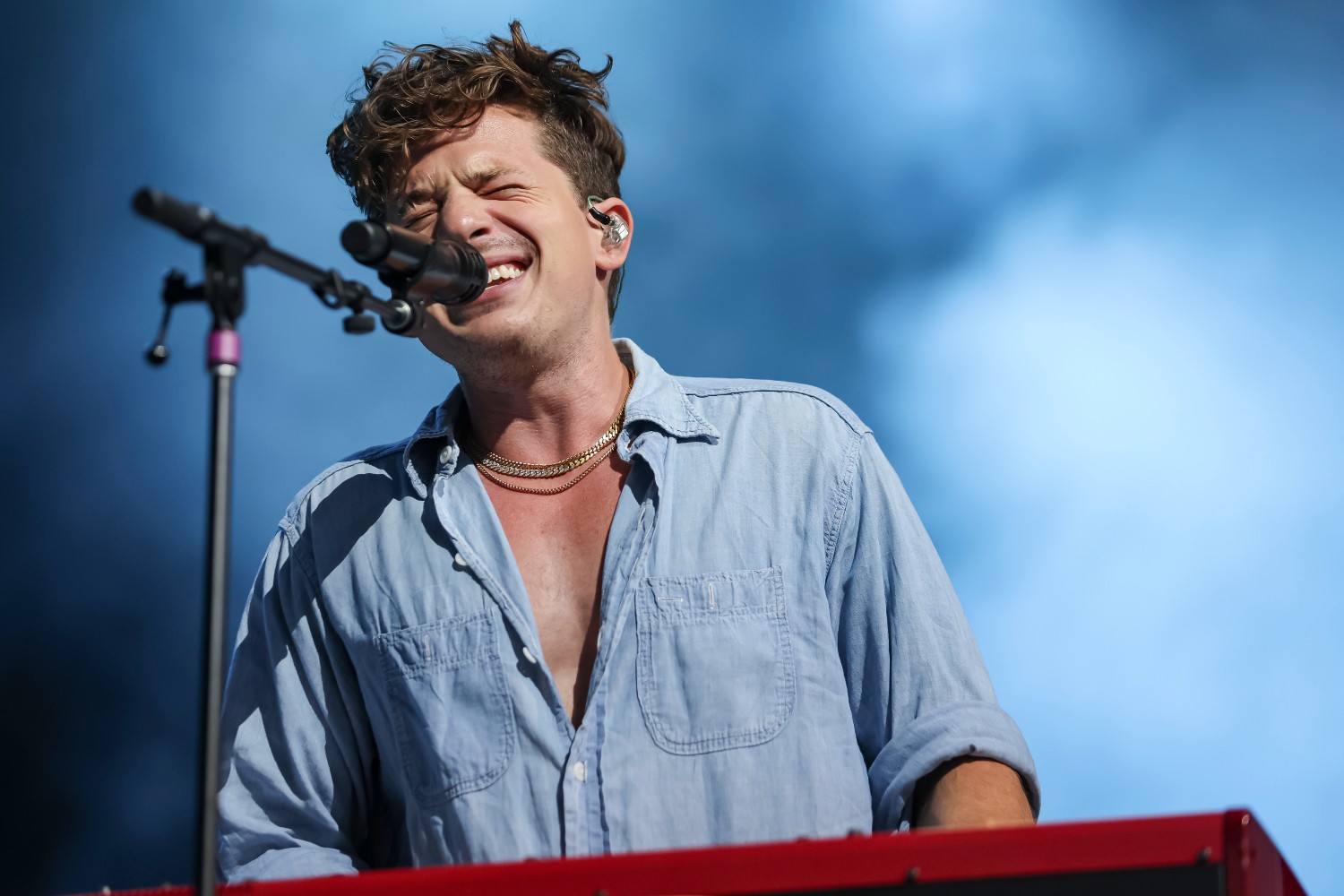 Charlie Puth: Ο συγκινητικός φόρος τιμής στον Matthew Perry στα Βραβεία Emmy