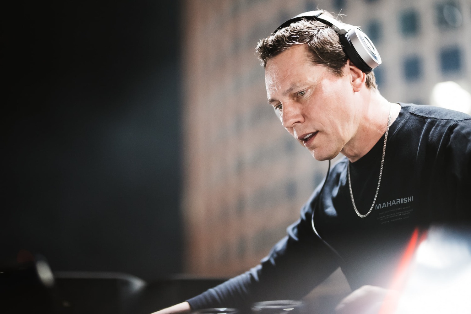 Ο Tiësto έριξε την αυλαία του «CLUBLIFE» μετά από 18 χρόνια – Το τέλος μιας χρυσής εποχής και η μεγάλη επιστροφή στις ρίζες