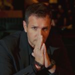«Μια Μαχαιριά»: Ο Δημήτρης Μπάσης ντύνει τη σειρά «Να Μ’ Αγαπάς» με μία ερμηνεία που πληγώνει και λυτρώνει