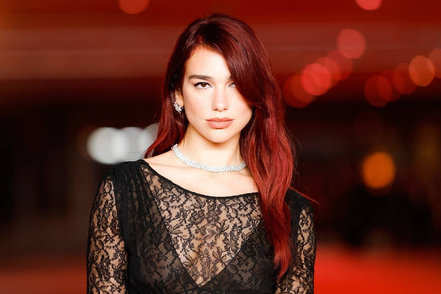 Dua Lipa: Γιατί είναι αθεράπευτη ρομαντική – Η σχέση της με την ψυχοθεραπεία