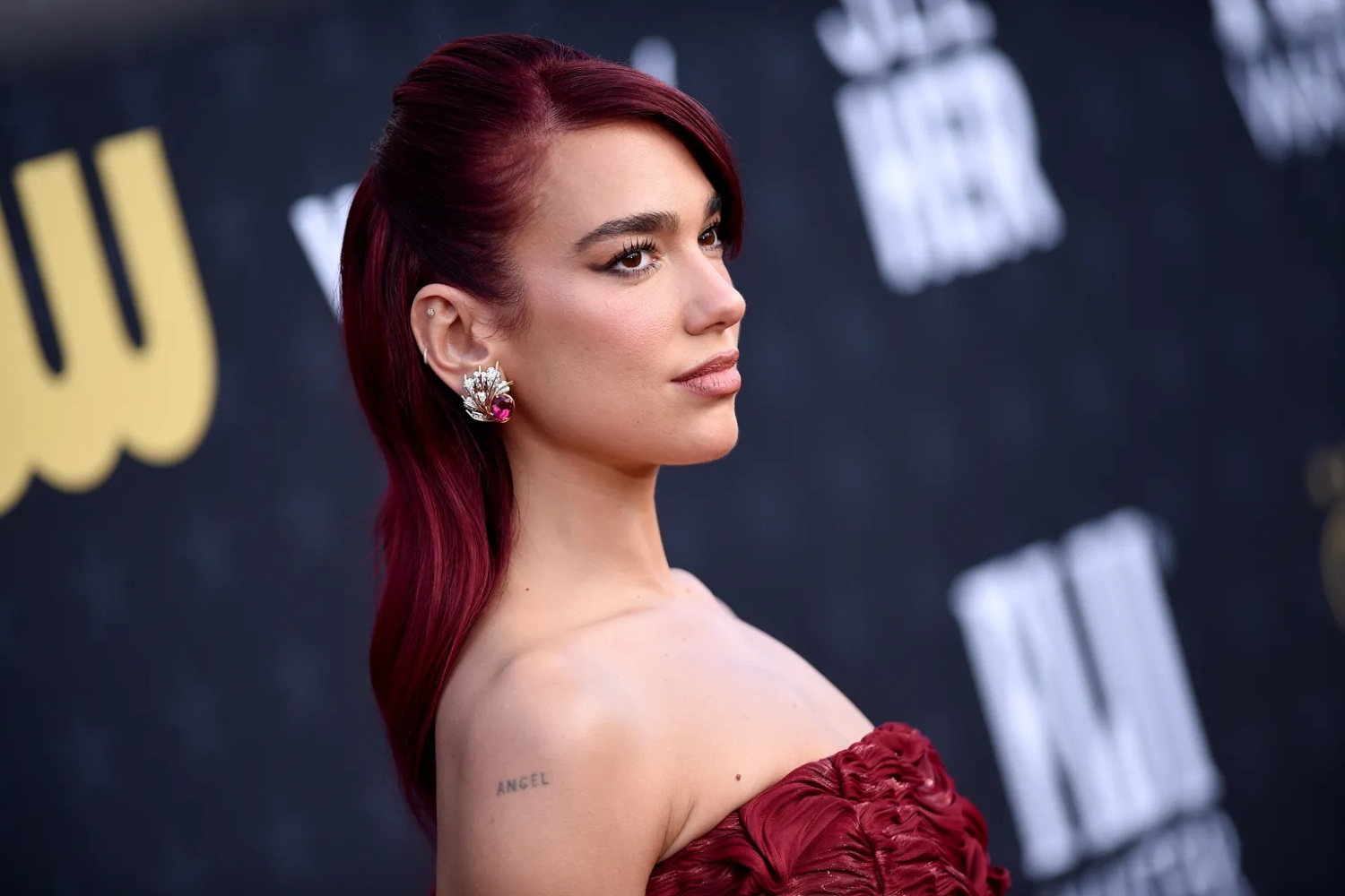 Η Dua Lipa σε διπλό ρόλο στο «Saturday Night Live» Η Dua Lipa σε διπλό ρόλο στο «Saturday Night Live»