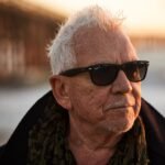 Eric Burdon: Ακούστε το νέο τραγούδι «Don’t Ever Leave» από τη σειρά «Η Παραλία»