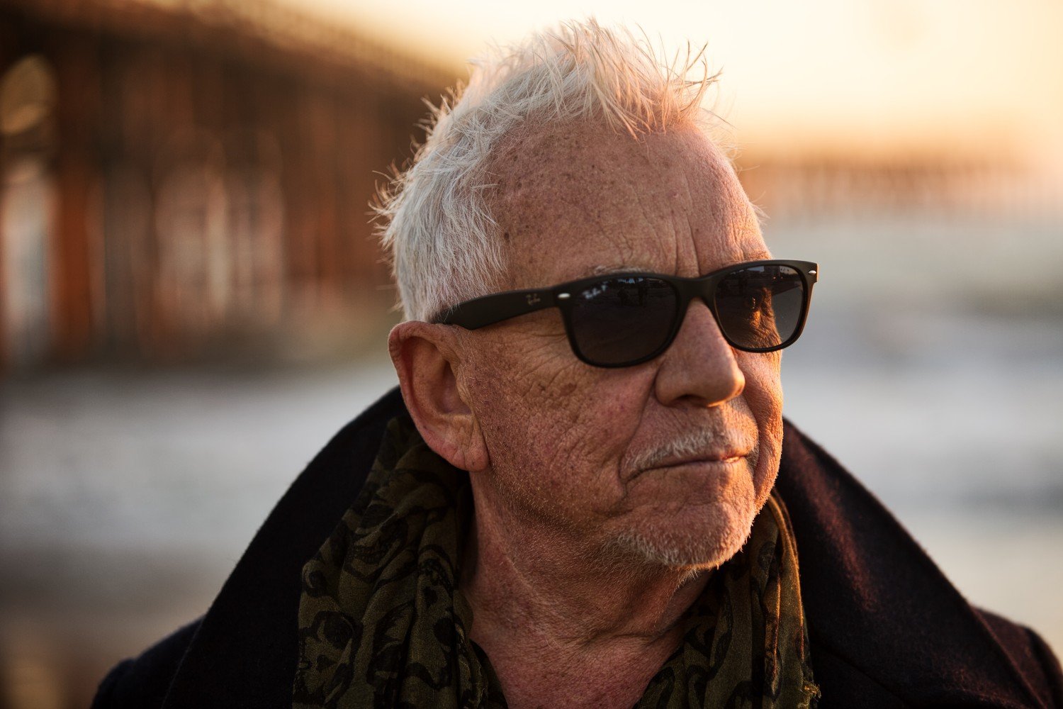 Eric Burdon: Ακούστε το νέο τραγούδι «Don’t Ever Leave» από τη σειρά «Η Παραλία»