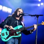 Geddy Lee: «Έπρεπε να ξαναγράψω μουσική» – Η συγκινητική επιστροφή των Rush μετά τον θάνατο του Neil Peart