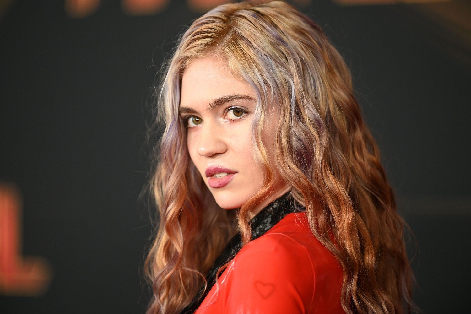 Grimes: Υπερασπίζεται τη Selena Gomez απέναντι στην τοξικότητα του διαδικτύου