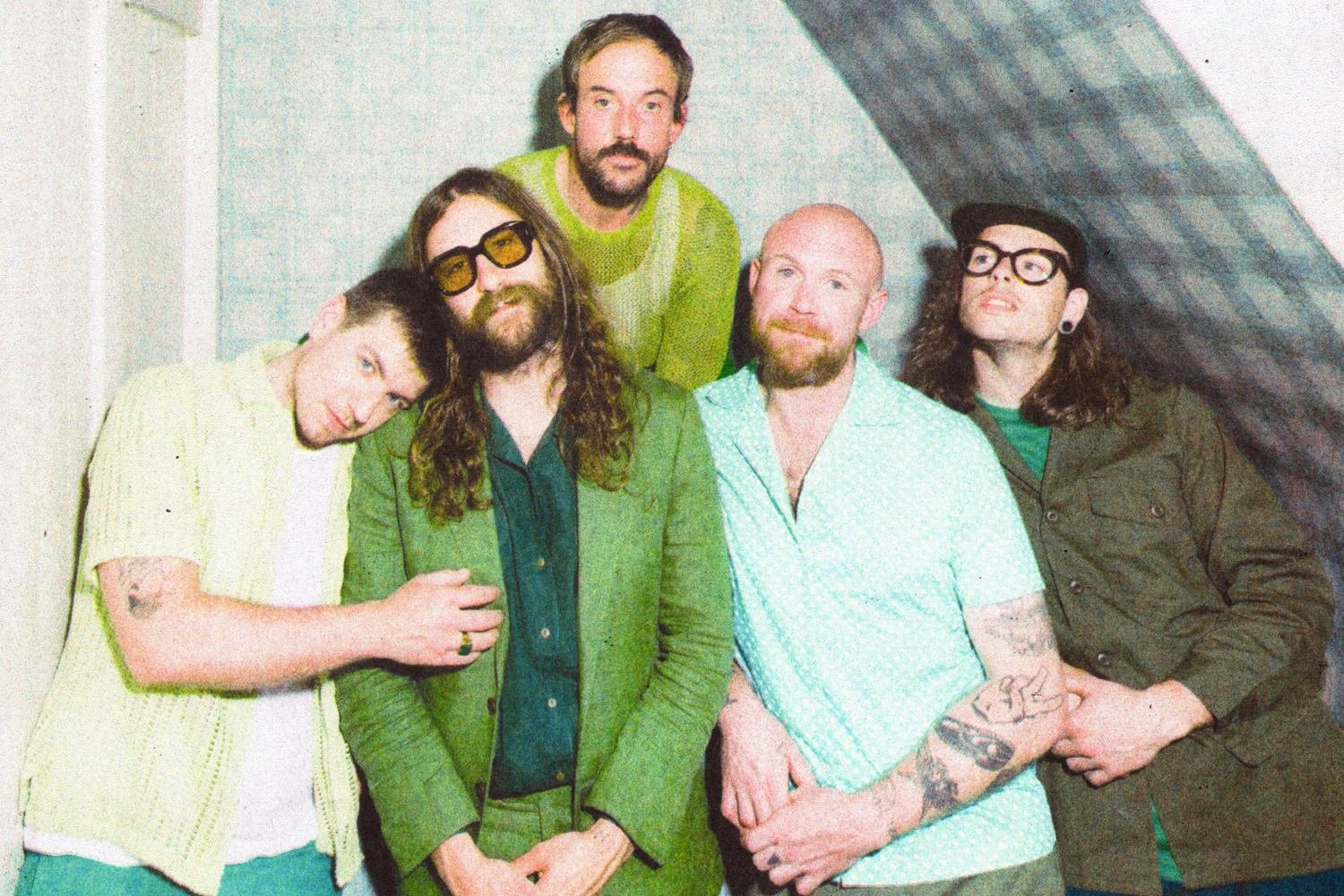 Οι IDLES αναδημιουργούν το «Yellow» των Coldplay στο music video του «Grace»
