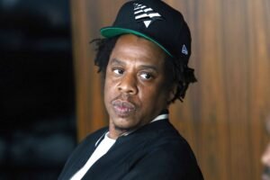 Jay-Z: Η δύσκολη επανασύνδεση με τον πατέρα του, οι ώρες στο στούντιο και η ιστορία πίσω από το αλεξίσφαιρο γιλέκο