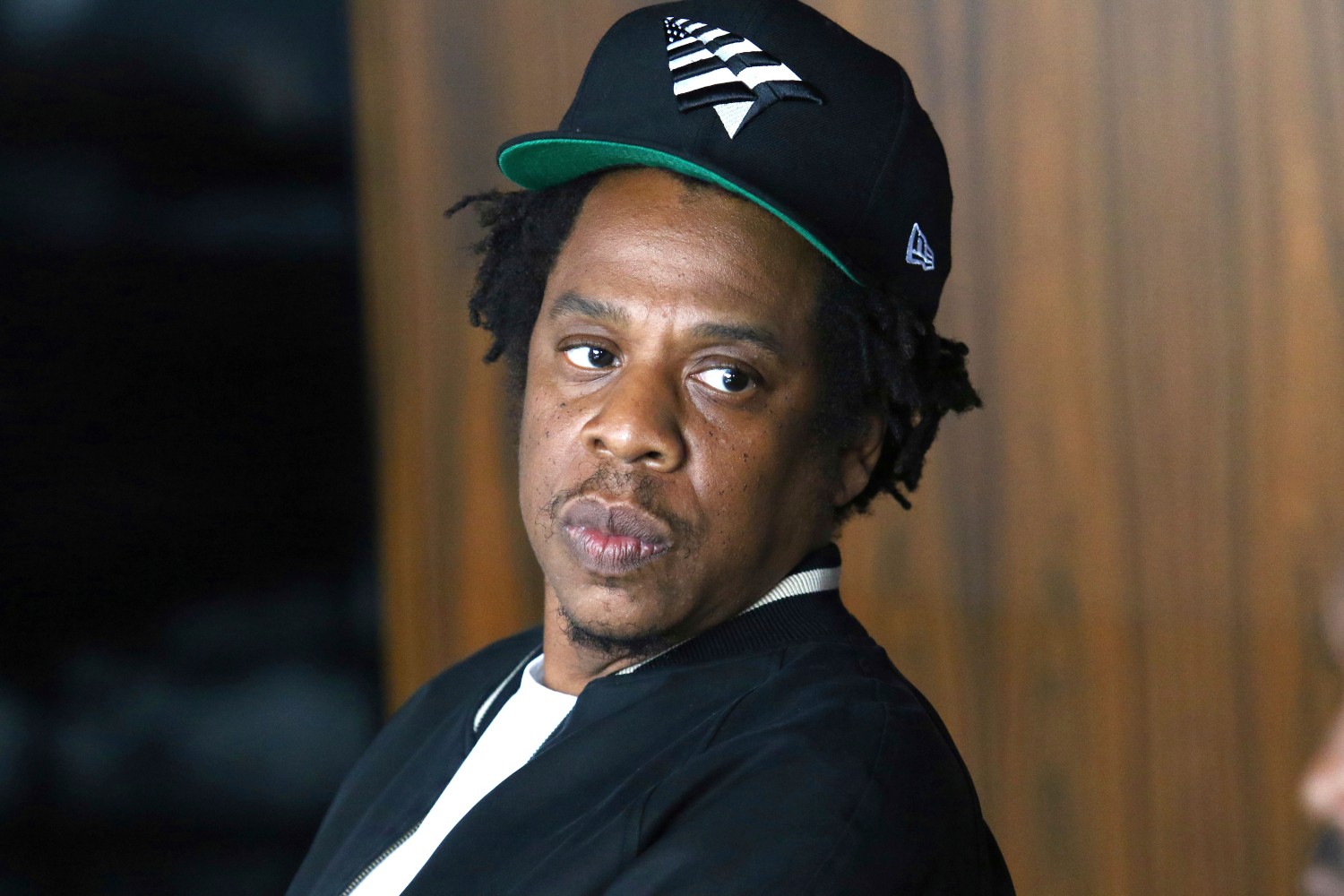 Jay-Z: Η δύσκολη επανασύνδεση με τον πατέρα του, οι ώρες στο στούντιο και η ιστορία πίσω από το αλεξίσφαιρο γιλέκο