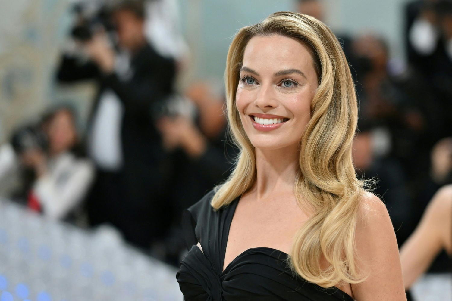 Η Margot Robbie θυμάται την «έξαλλη» βραδιά με την Charli XCX στο Glastonbury: «Όλοι έχασαν το μυαλό τους»