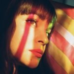 Norah Jones και Joshua Homme μεταμορφώνουν το «Somethin’ Stupid» σε ένα βελούδινο νουάρ αριστούργημα