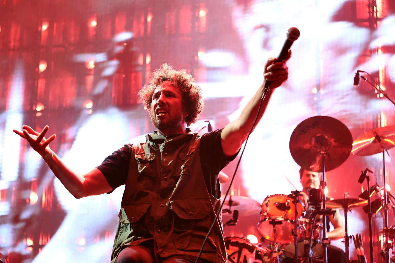 Ο Zack de la Rocha των Rage Against The Machine φοράει την αντίσταση – Ρούχα για τη στήριξη των μεταναστών στο Λος Άντζελες