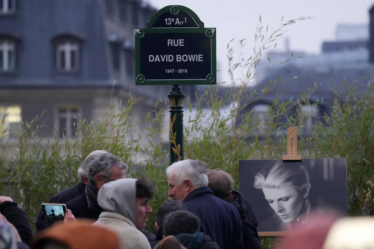 Το Παρίσι τιμά τον David Bowie – Έδωσε το όνομά του σε δρόμο της πόλης