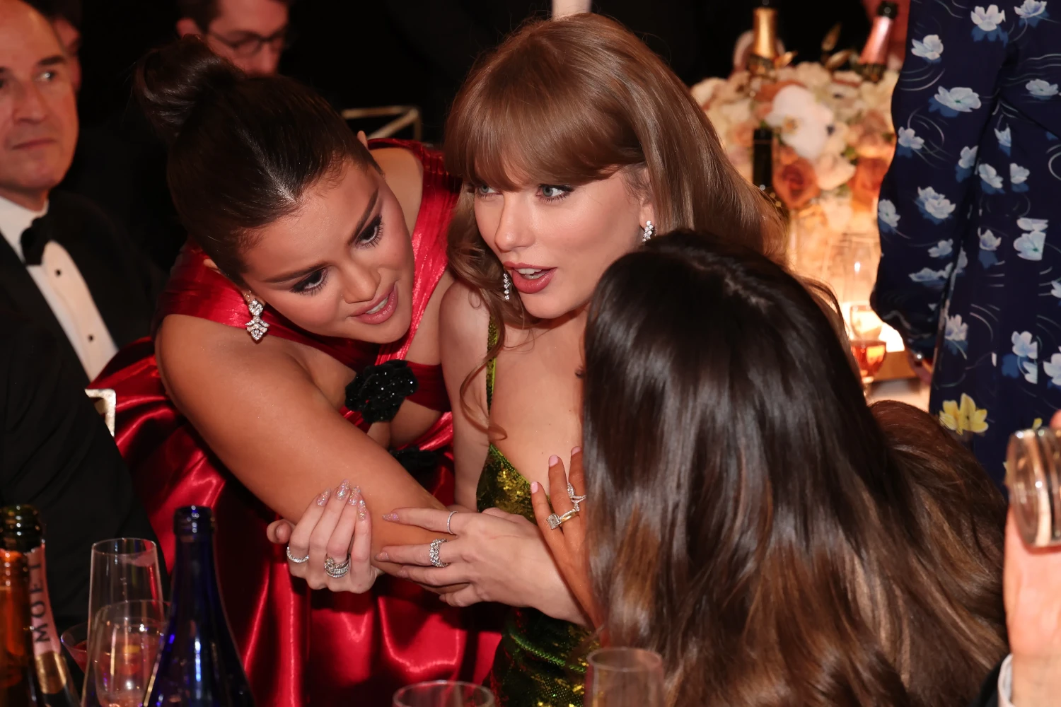 Selena Gomez: Αποκαλύπτει τι πραγματικά είπε στην Taylor Swift στις Χρυσές Σφαίρες