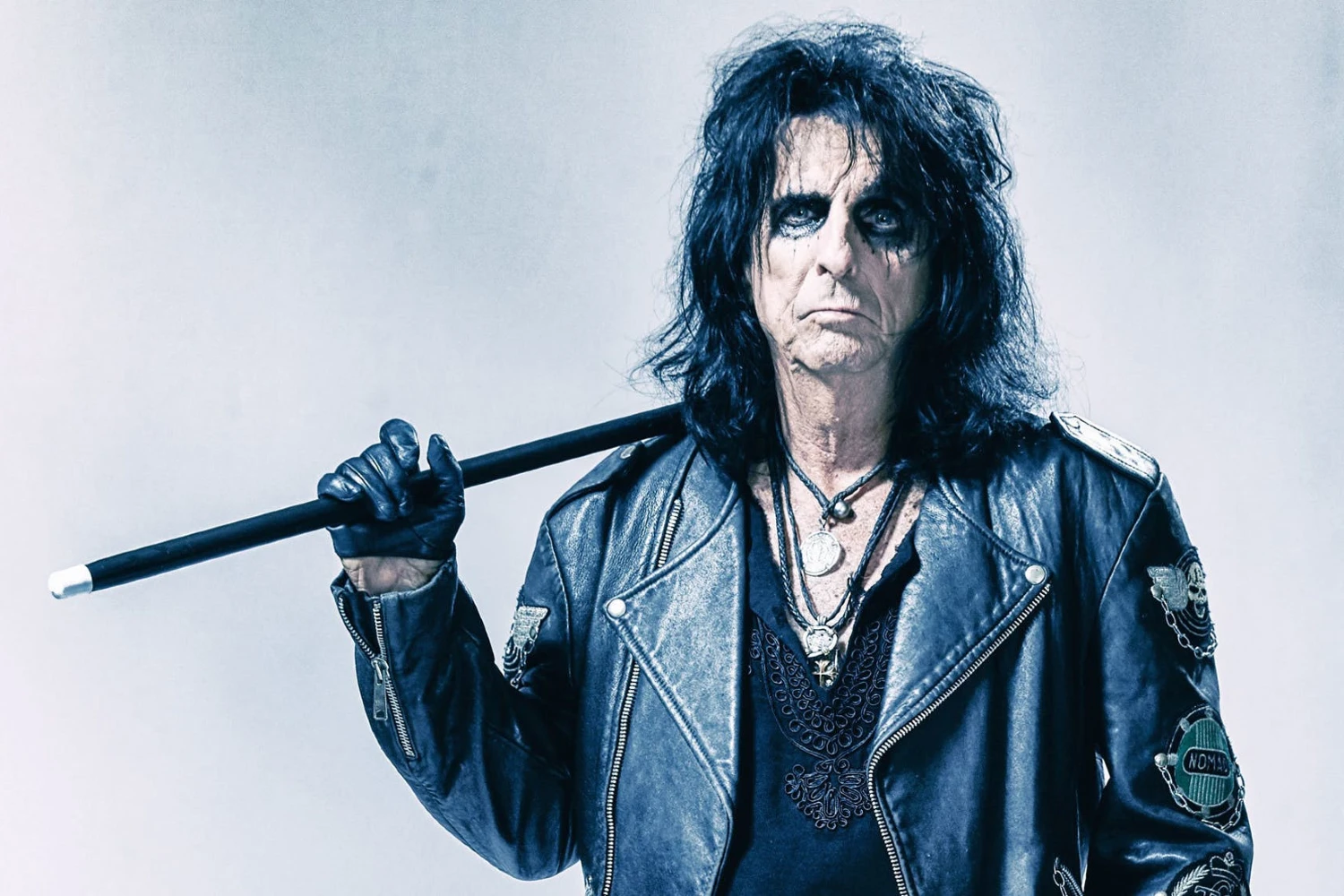 Ο Alice Cooper κοιτάζει κατάματα τον άγγελο και τον διάβολο της ζωής του στη νέα αυτοβιογραφία του «Devil On My Shoulder»