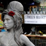 Amy Winehouse: Αστυνομική έρευνα για το αυτοκόλλητο της παλαιστινιακής σημαίας στο άγαλμά της στο Λονδίνο