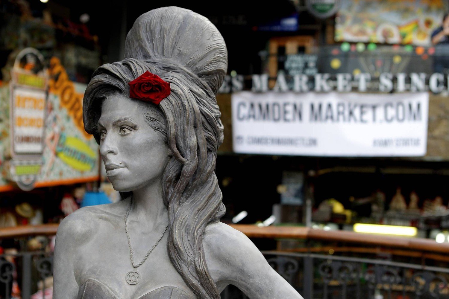 Amy Winehouse: Αστυνομική έρευνα για το αυτοκόλλητο της παλαιστινιακής σημαίας στο άγαλμά της στο Λονδίνο