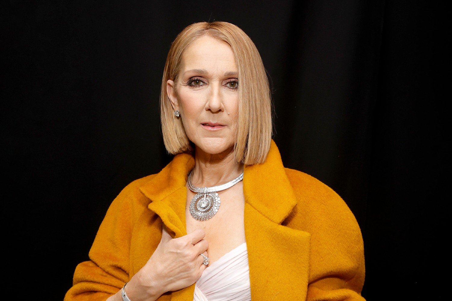 Η Celine Dion τραγουδά ξανά και συγκινεί – Το βίντεο από τα παρασκήνια των Grammy 2024