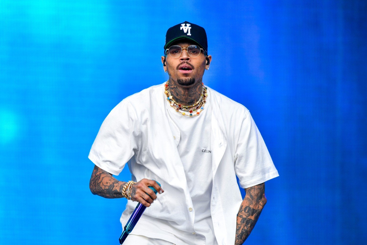 Chris Brown: Έλαβε τιμητικό διδακτορικό από χριστιανικό πανεπιστήμιο και έγινε… «Dr. Breezy»