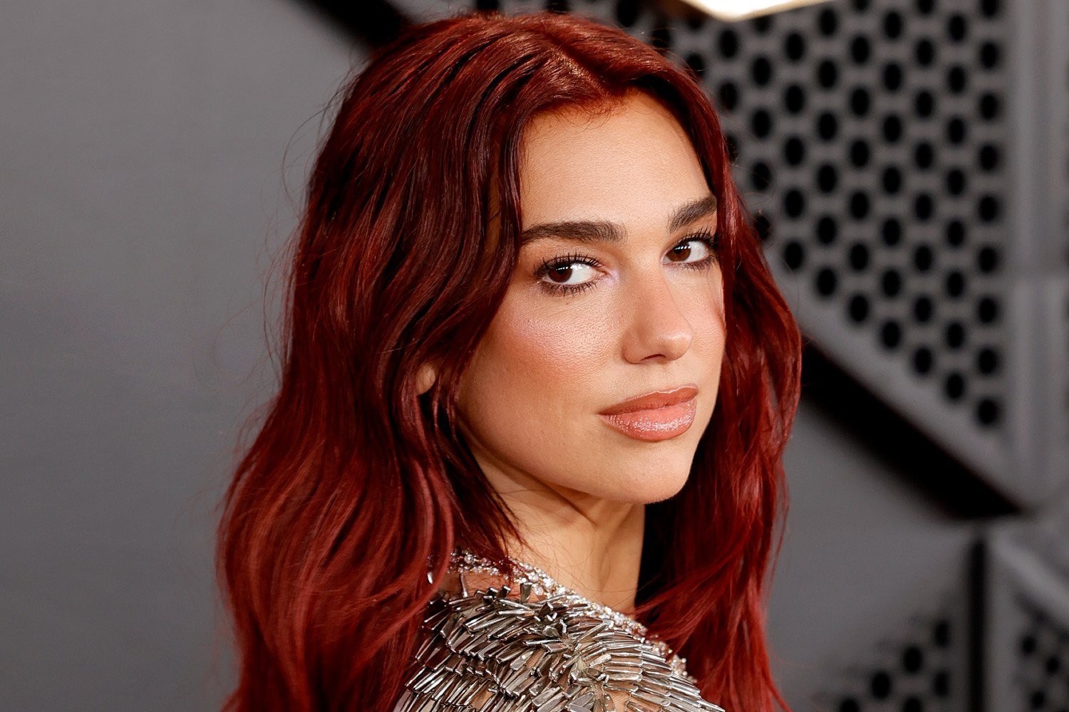 Dua Lipa: Γράφει, σκηνοθετεί και πρωταγωνιστεί σε διαφήμιση της Porsche