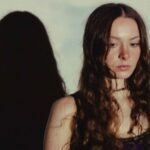Holly Humberstone: «Νιώθω σαν διαφορετικός άνθρωπος κάθε εβδομάδα» – Η αναμέτρηση με το χάος της ενηλικίωσης στο νέο άλμπουμ της