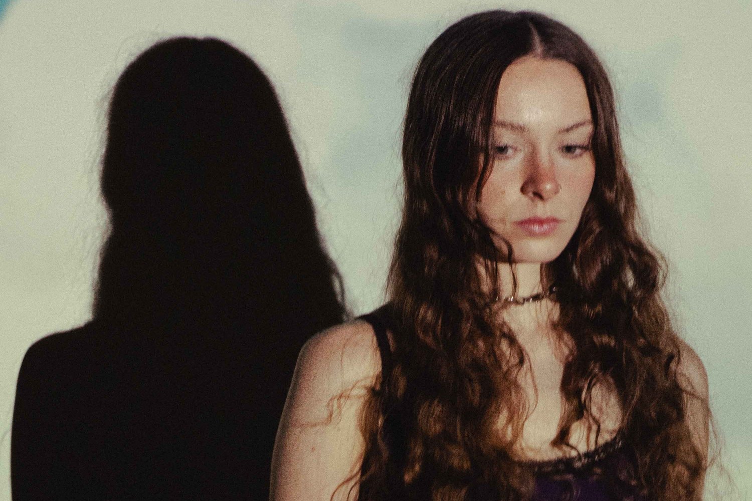 Η Holly Humberstone στέλνει προειδοποίηση με το νέο single «Dive»