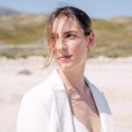 «Lost In Blue»: Η Ειρήνη Σκυλακάκη ερμηνεύει το τραγούδι της σειράς «Ο Σκαραβαίος»