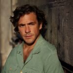 Jack Savoretti: Η ηλικία, η απώλεια και το δικαίωμα να γράφεις τραγούδια για όσους βρίσκονται «στο απόγευμα της ζωής»