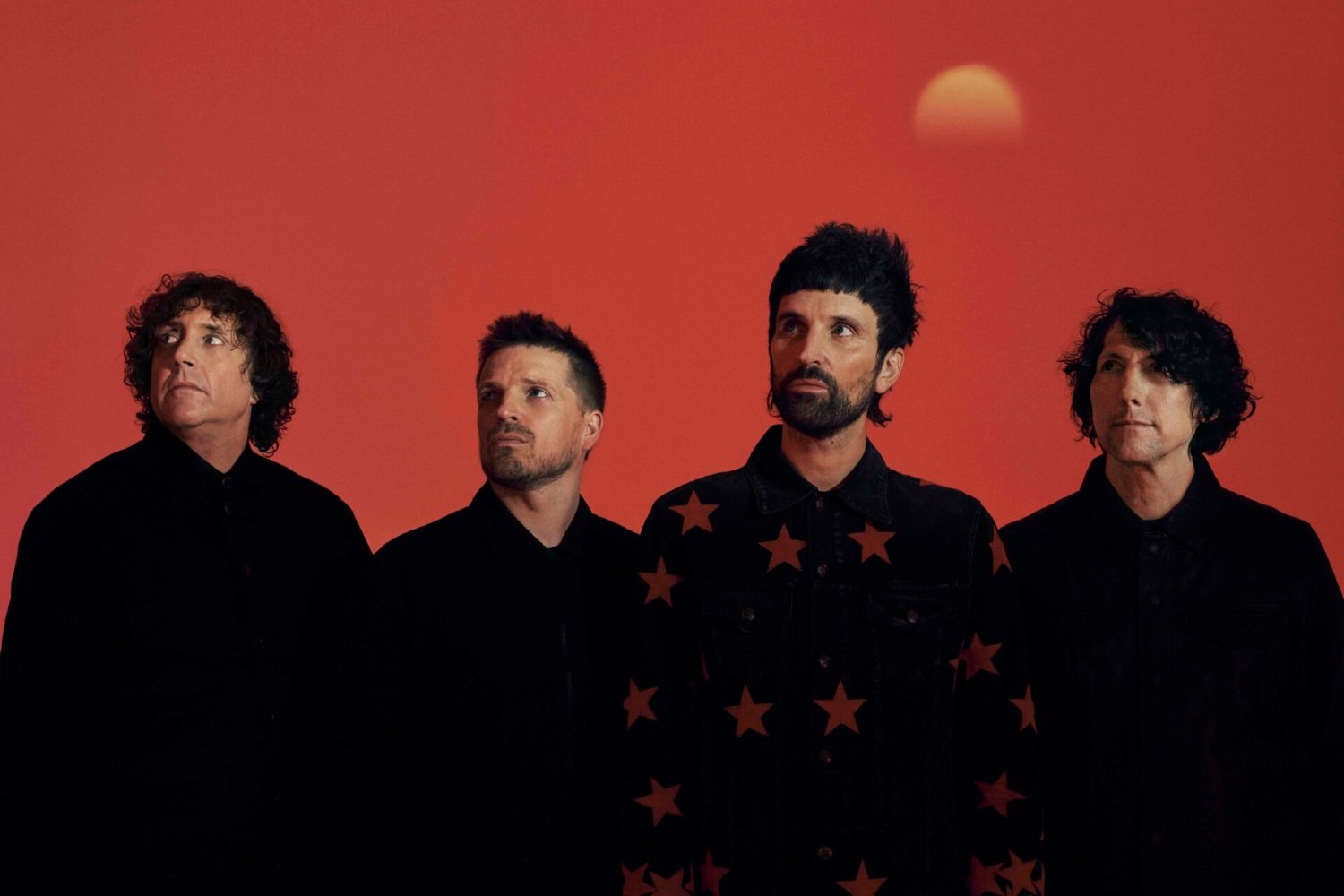 Kasabian: Αναβάλλουν το άλμπουμ «Act III» αλλά αποζημιώνουν το κοινό με το G-Funk single «Superpowers»