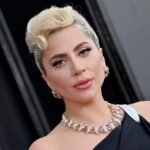 Η Lady Gaga θέλει να μοιράσει αγάπη σε «έναν κόσμο που πονάει»: «Η καλοσύνη είναι δωρεάν»