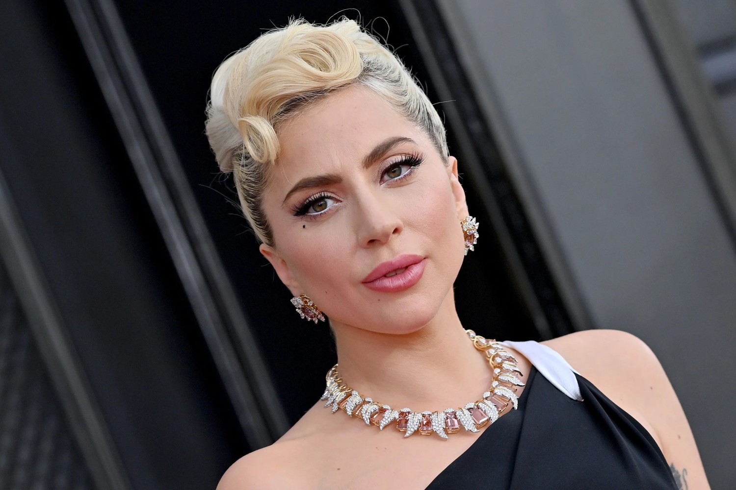 Η Lady Gaga θέλει να μοιράσει αγάπη σε «έναν κόσμο που πονάει»: «Η καλοσύνη είναι δωρεάν» Η Lady Gaga θέλει να μοιράσει αγάπη σε «έναν κόσμο που πονάει»: «Η καλοσύνη είναι δωρεάν»