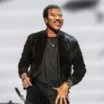 Lionel Richie: Αναβάλλει συναυλίες «κατόπιν ιατρικής εντολής» μετά την ξαφνική αδιαθεσία επί σκηνής