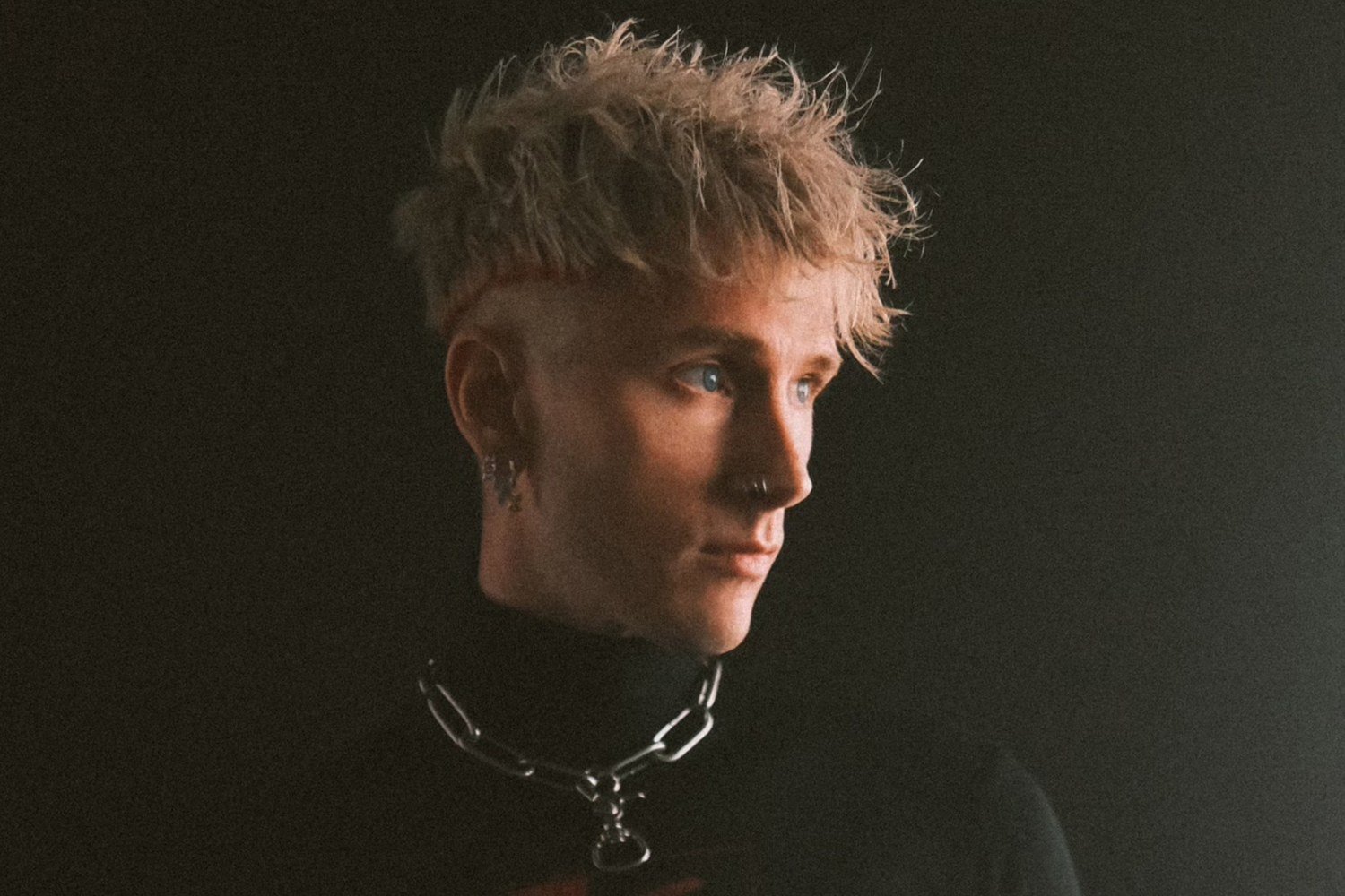 «Είμαι μισός εξωγήινος»: Ο Machine Gun Kelly αμφισβητεί την ανθρώπινη φύση του