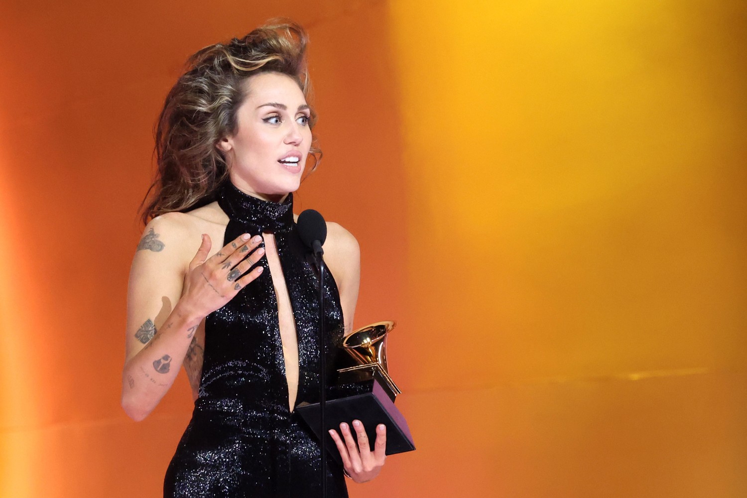 Miley Cyrus: «Τα Grammy δεν με έπαιρναν στα σοβαρά πριν το “Flowers”»