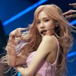 Η Rosé των BLACKPINK χορεύει το «Apple» σε συναυλία της Charli XCX