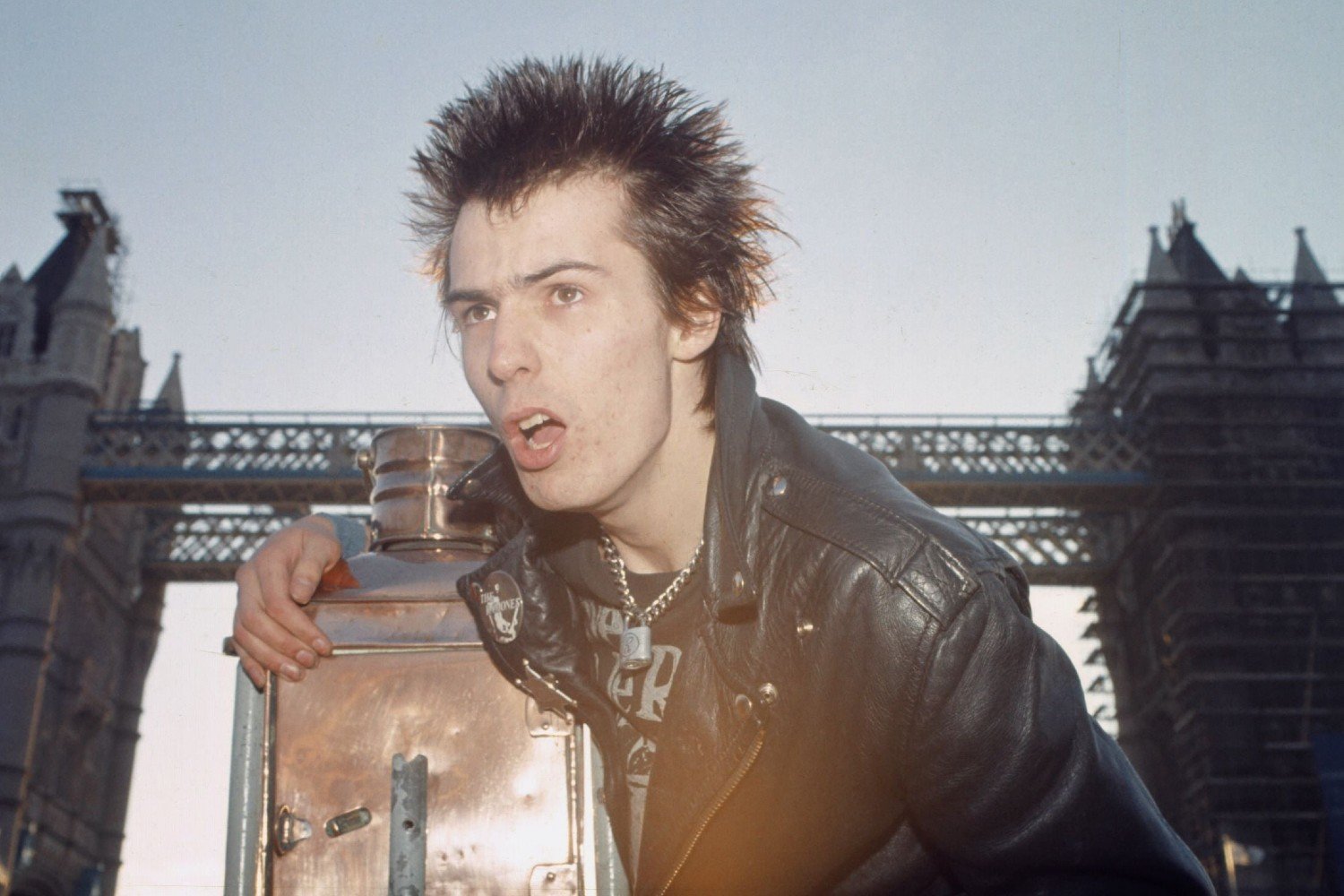 Sid Vicious: Η χαοτική ζωή και ο τραγικός θάνατος του μπασίστα των Sex Pistols