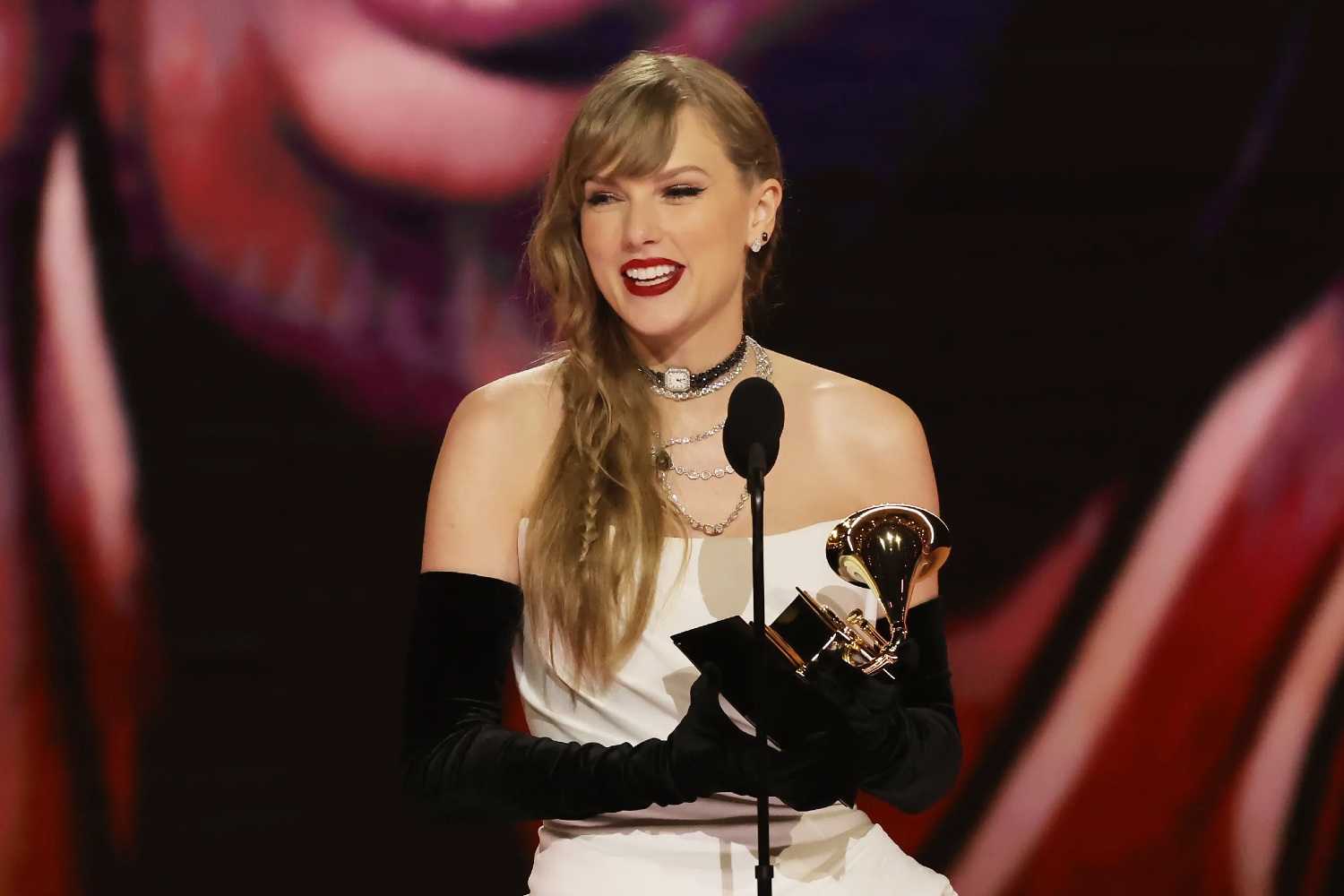 Taylor Swift: Έγραψε ιστορία στα Grammy με την τέταρτη νίκη της για το Άλμπουμ της Χρονιάς