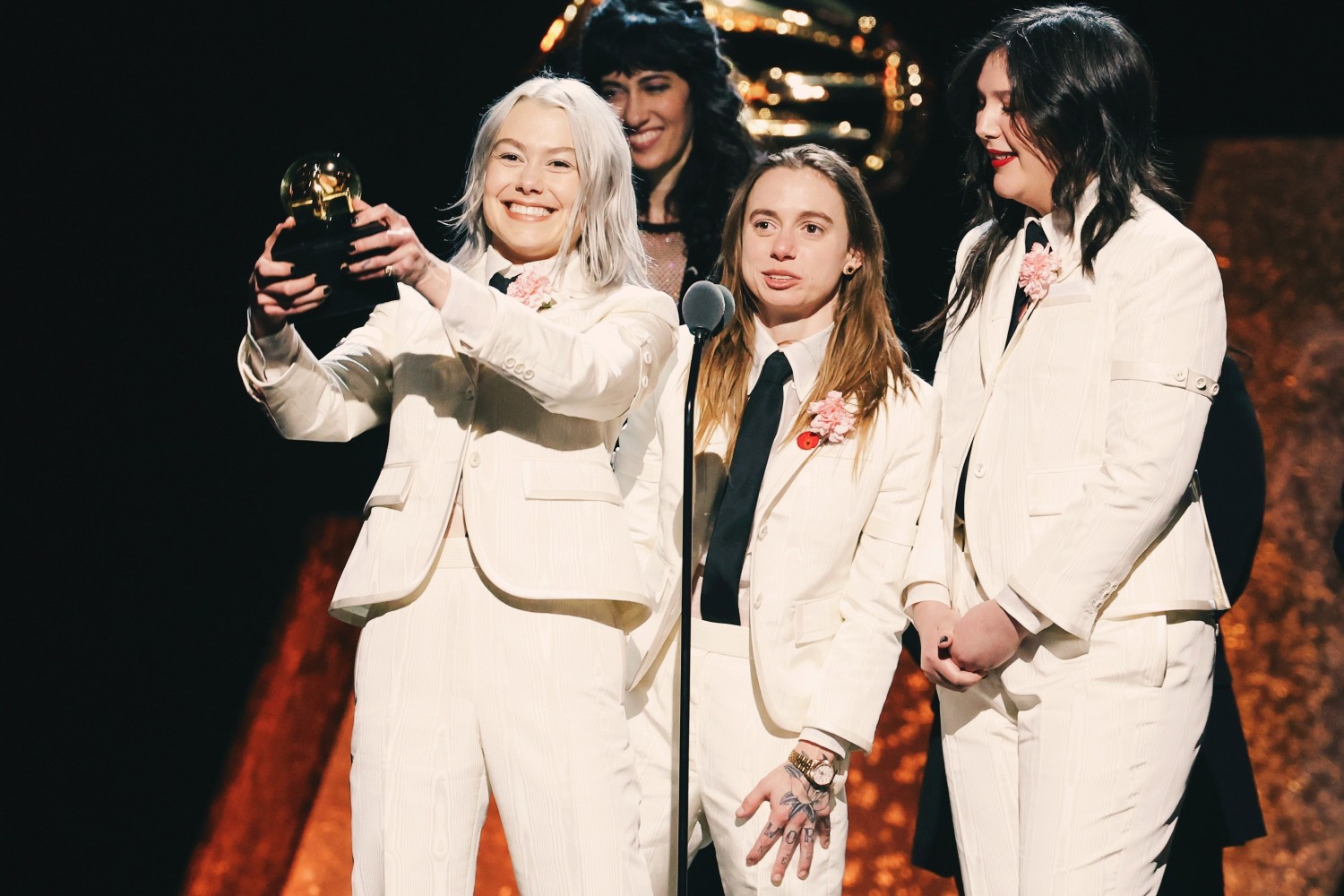 Grammy 2024: Μεγάλη νικήτρια η Phoebe Bridgers – Θριάμβευσαν Taylor Swift και Miley Cyrus