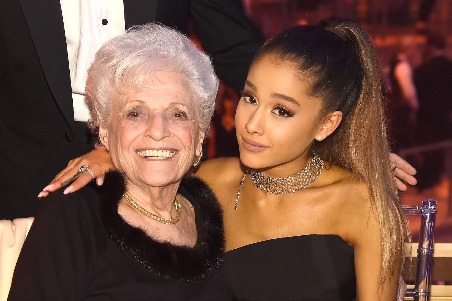 Ariana Grande: Τα δύο «φυλαχτά» που κουβαλάει πάντα μαζί της για να έχει κοντά τη μνήμη της γιαγιάς της