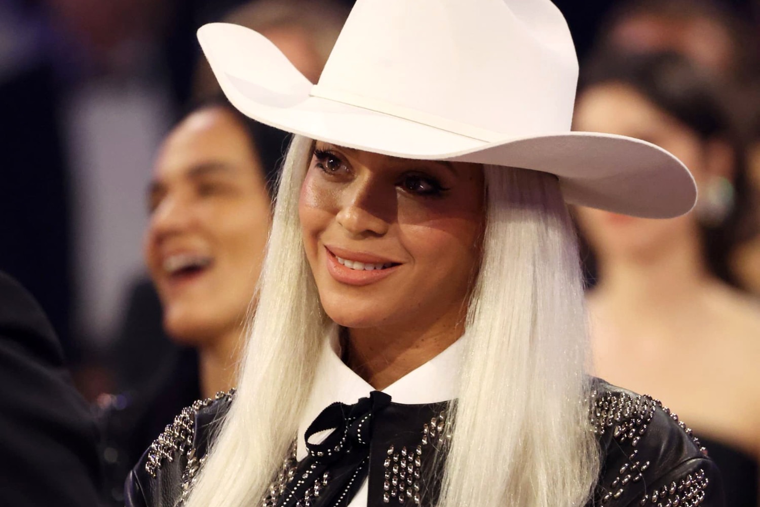 Η Miley Cyrus ευχαριστεί την Beyoncé για τη συνεργασία τους στο «Cowboy Carter»: «Είσαι τα πάντα και περισσότερα» Η Miley Cyrus ευχαριστεί την Beyoncé για τη συνεργασία τους στο «Cowboy Carter»: «Είσαι τα πάντα και περισσότερα»