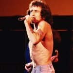 Bon Scott: Rob Halford και Joe Elliott θυμούνται τον άνθρωπο πίσω από τη φωνή των AC/DC